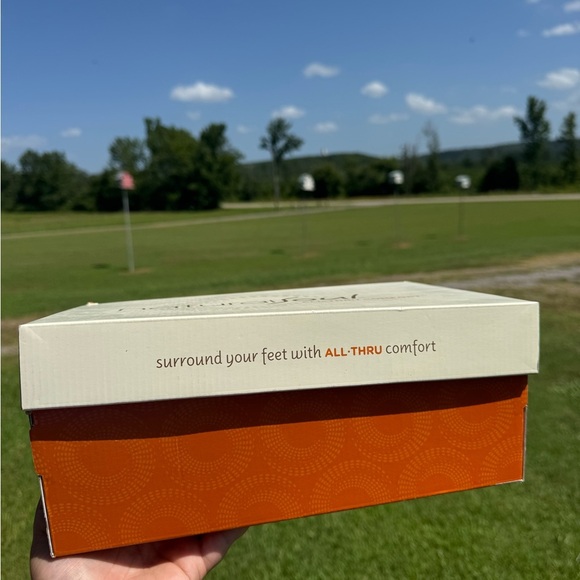 Natural Soul Black and Tan Sandals - Picture 6 of 8